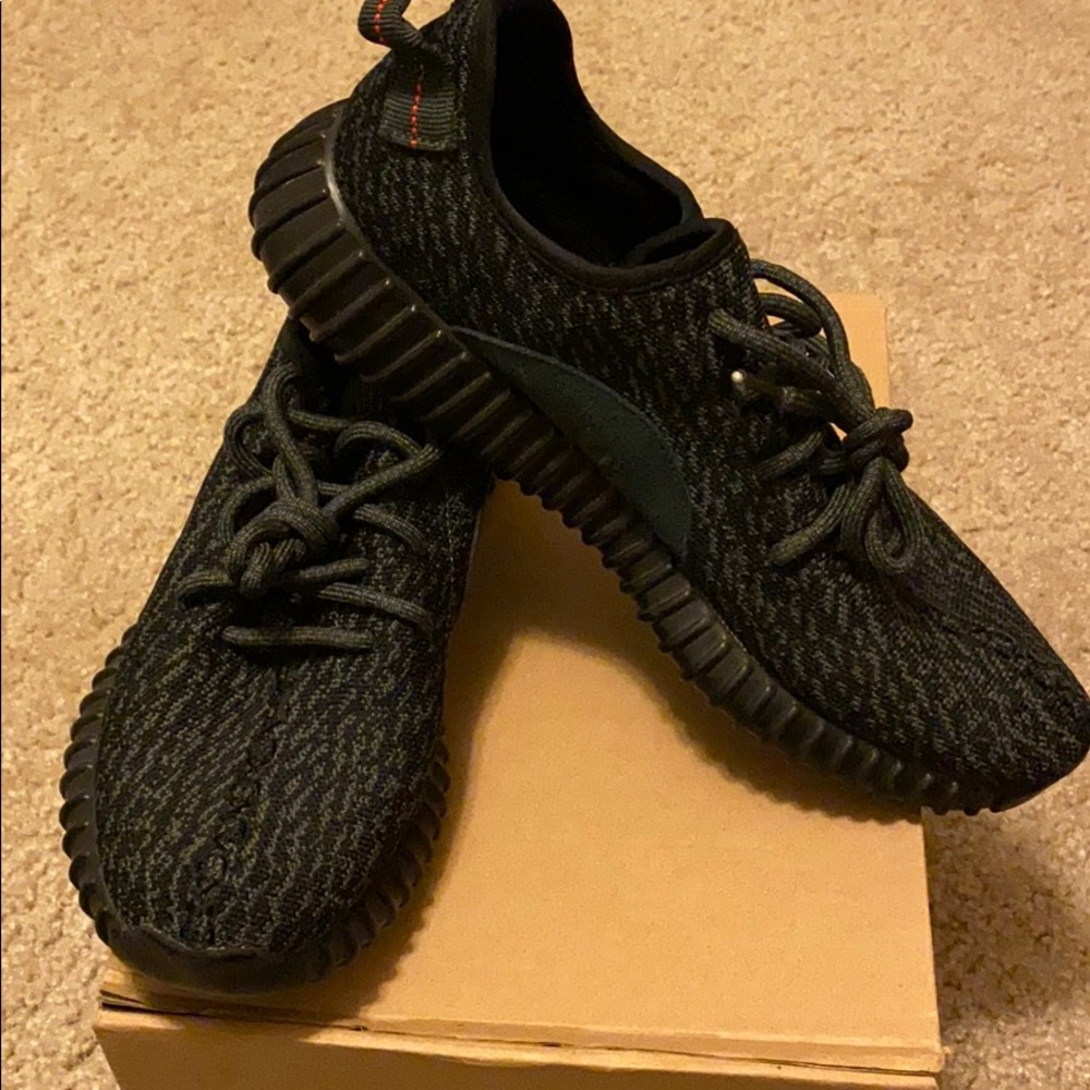 Yeezy Pirate Black size 10